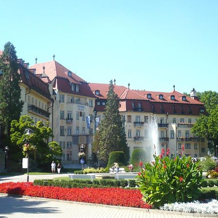 Villa Paris Piest'any Buitenkant foto
