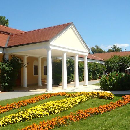 Villa Paris Piest'any Buitenkant foto