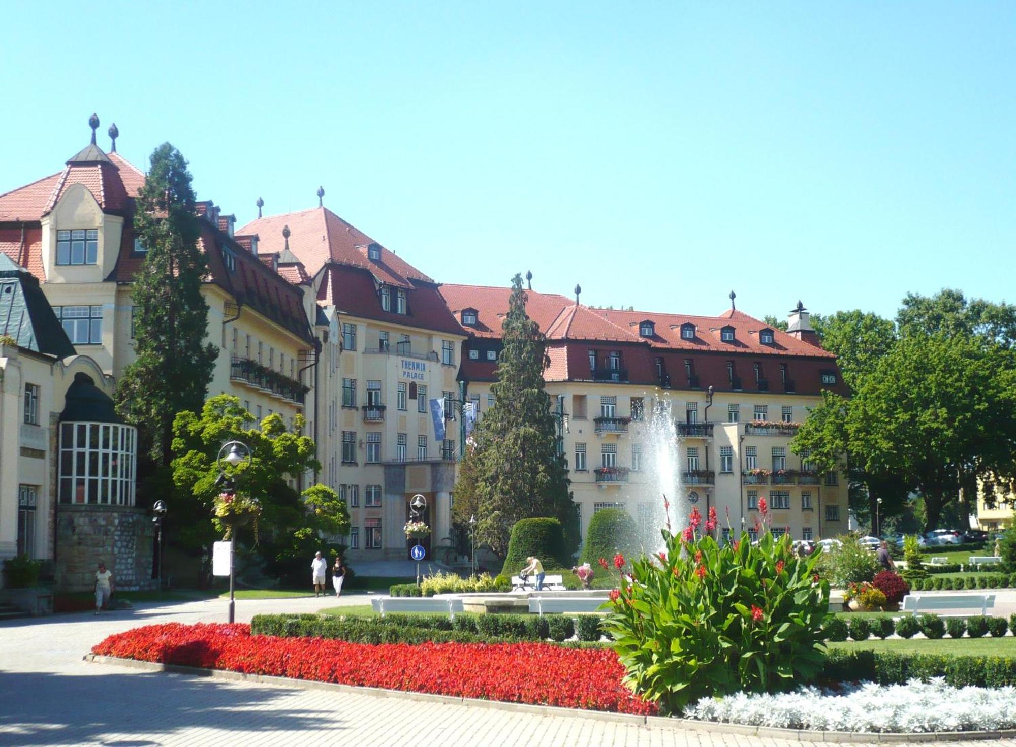 Villa Paris Piest'any Buitenkant foto